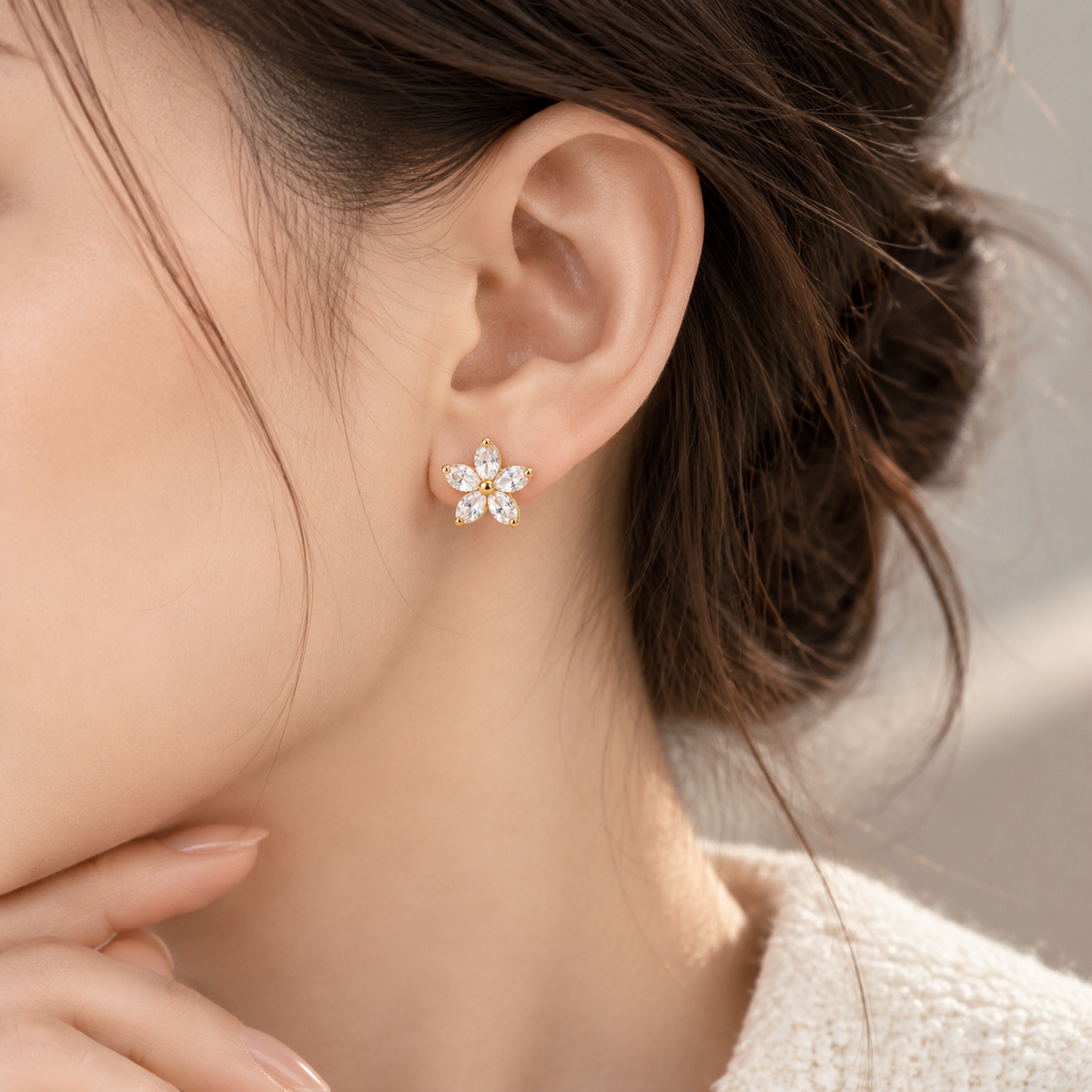 I-bestworld Crystal Flower Stud Earrings – Elegant Floral Earrings with Gold-Tone Setting